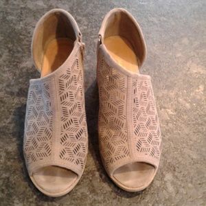 Roolee Qupid laser cut ankle booties 8.5 taupe